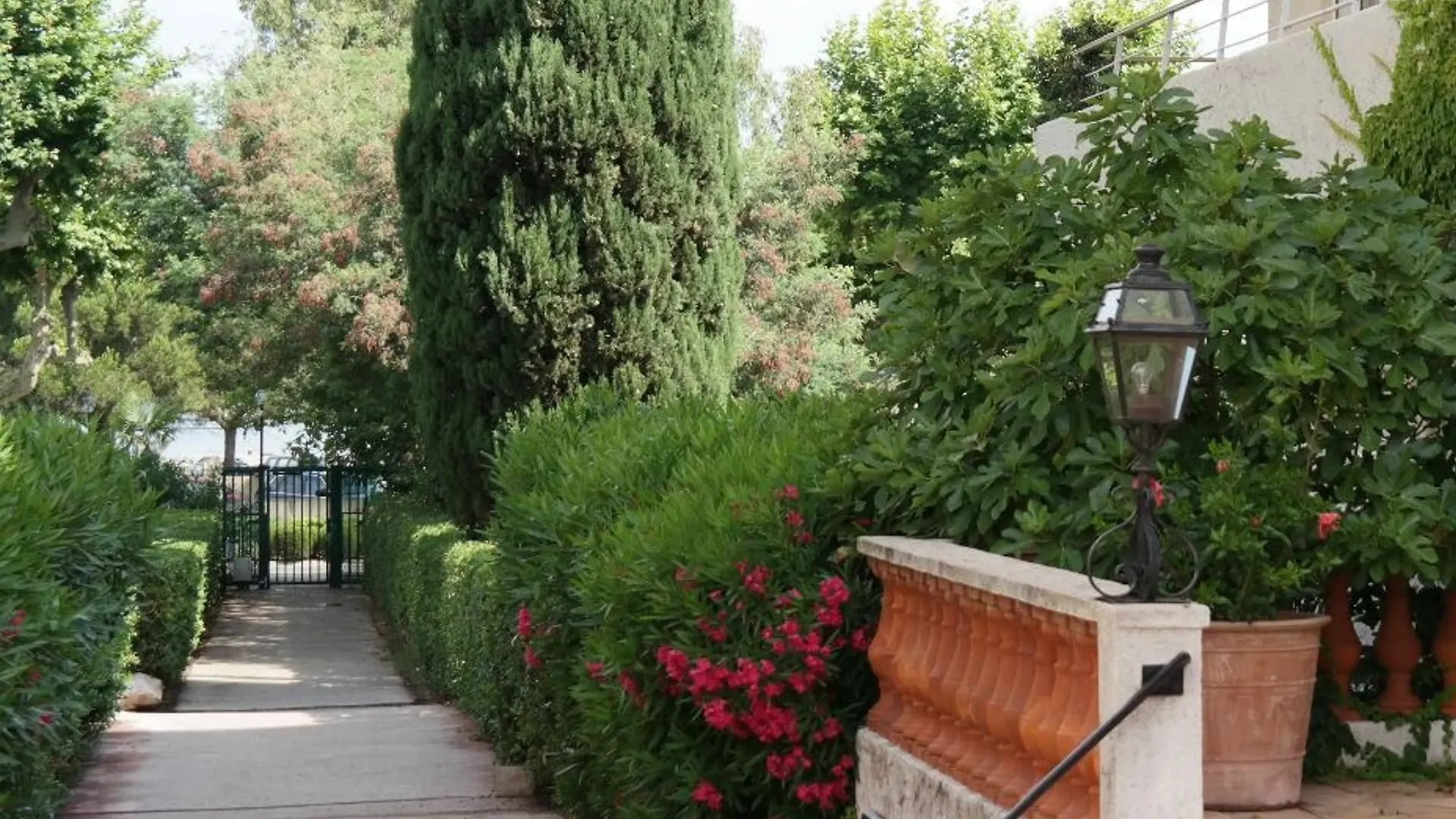 Studio In Saint-Tropez, With Wonderful Park View, Terrace, Pool Access Daire Saint-Tropez